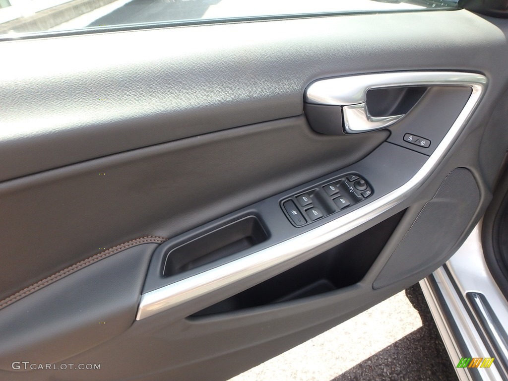 2017 Volvo V60 Cross Country T5 AWD Off Black Door Panel Photo #121856156