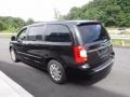 Brilliant Black Crystal Pearl - Town & Country Touring - L Photo No. 8