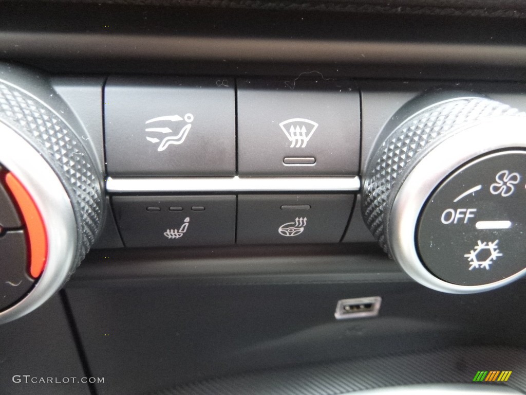 2017 Alfa Romeo Giulia Ti AWD Controls Photo #121874503