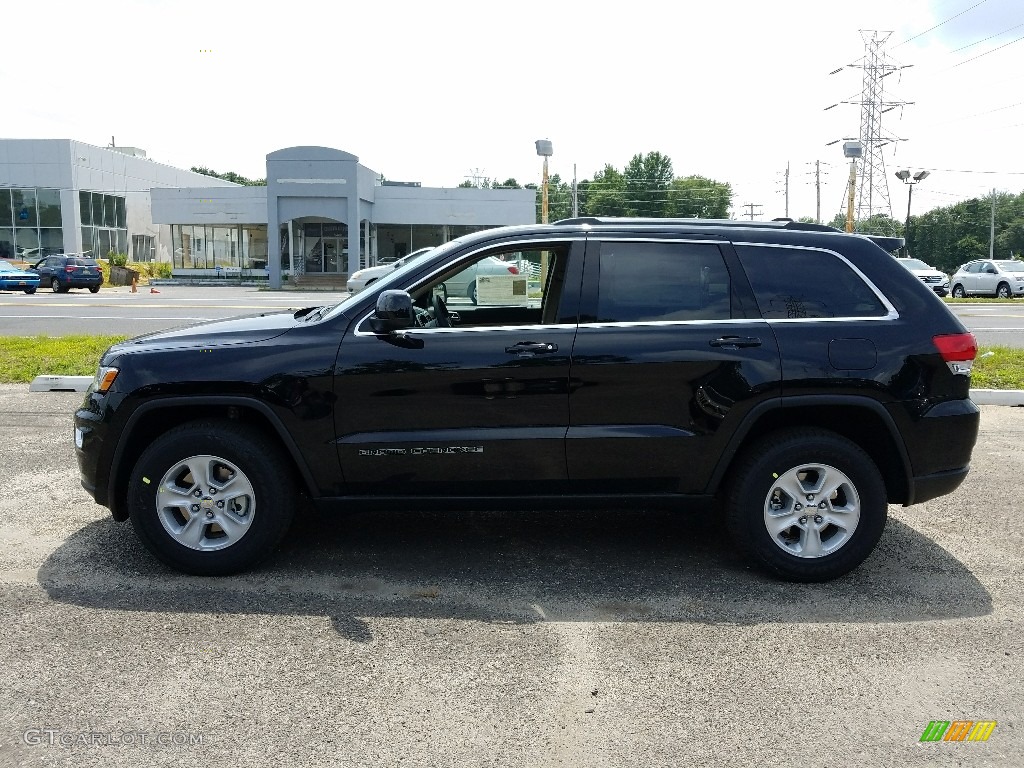 2017 Grand Cherokee Laredo 4x4 - Diamond Black Crystal Pearl / Black/Light Frost Beige photo #3
