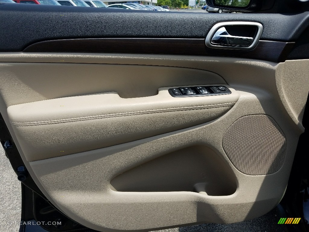 2017 Grand Cherokee Laredo 4x4 - Diamond Black Crystal Pearl / Black/Light Frost Beige photo #6