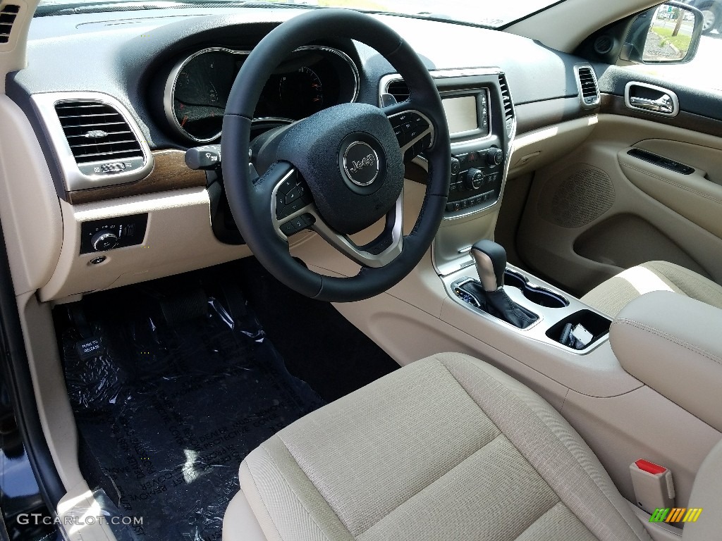 2017 Grand Cherokee Laredo 4x4 - Diamond Black Crystal Pearl / Black/Light Frost Beige photo #7