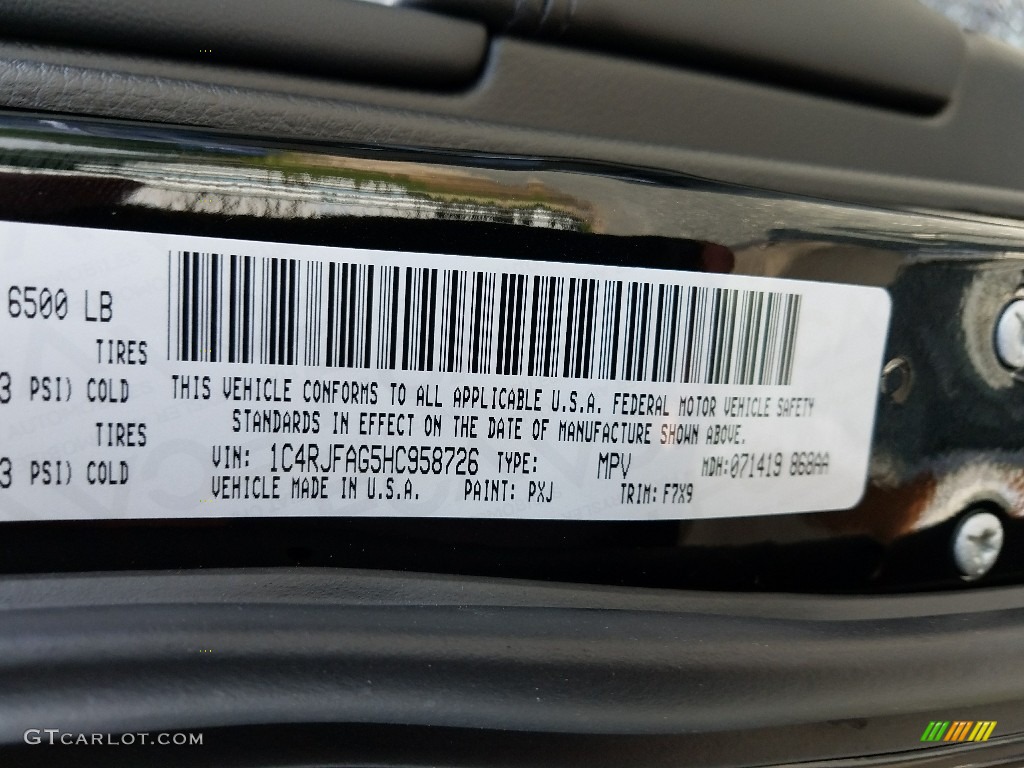 2017 Grand Cherokee Laredo 4x4 - Diamond Black Crystal Pearl / Black photo #9