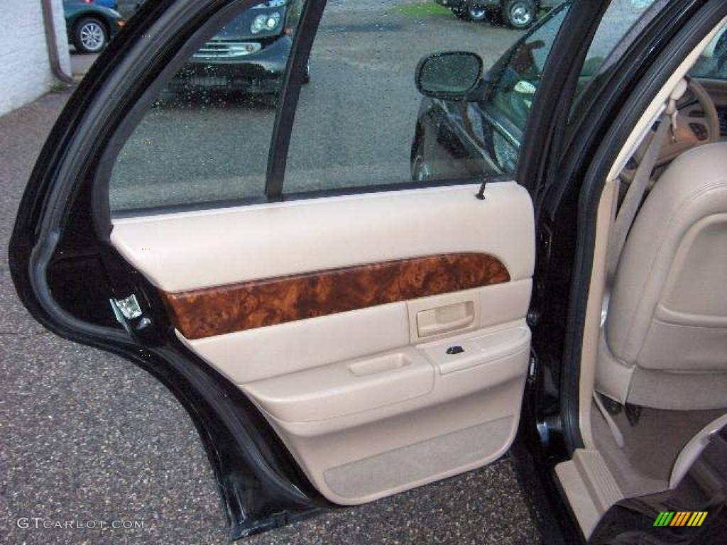 2004 Grand Marquis LS - Black Clearcoat / Medium Parchment photo #8