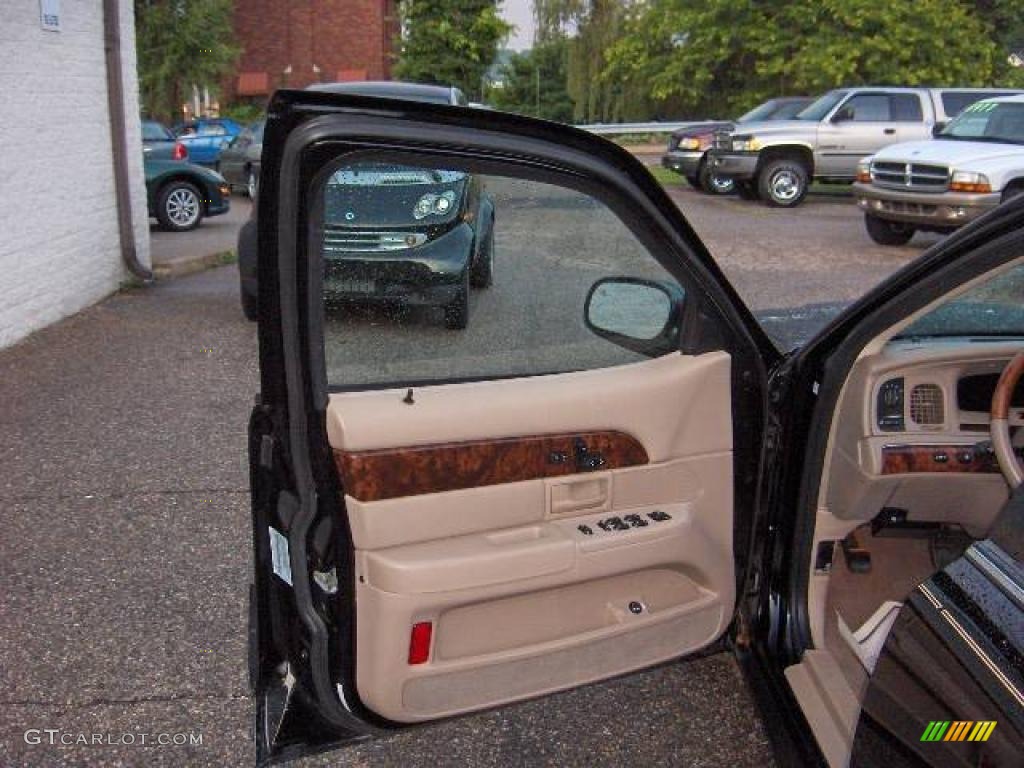 2004 Grand Marquis LS - Black Clearcoat / Medium Parchment photo #23