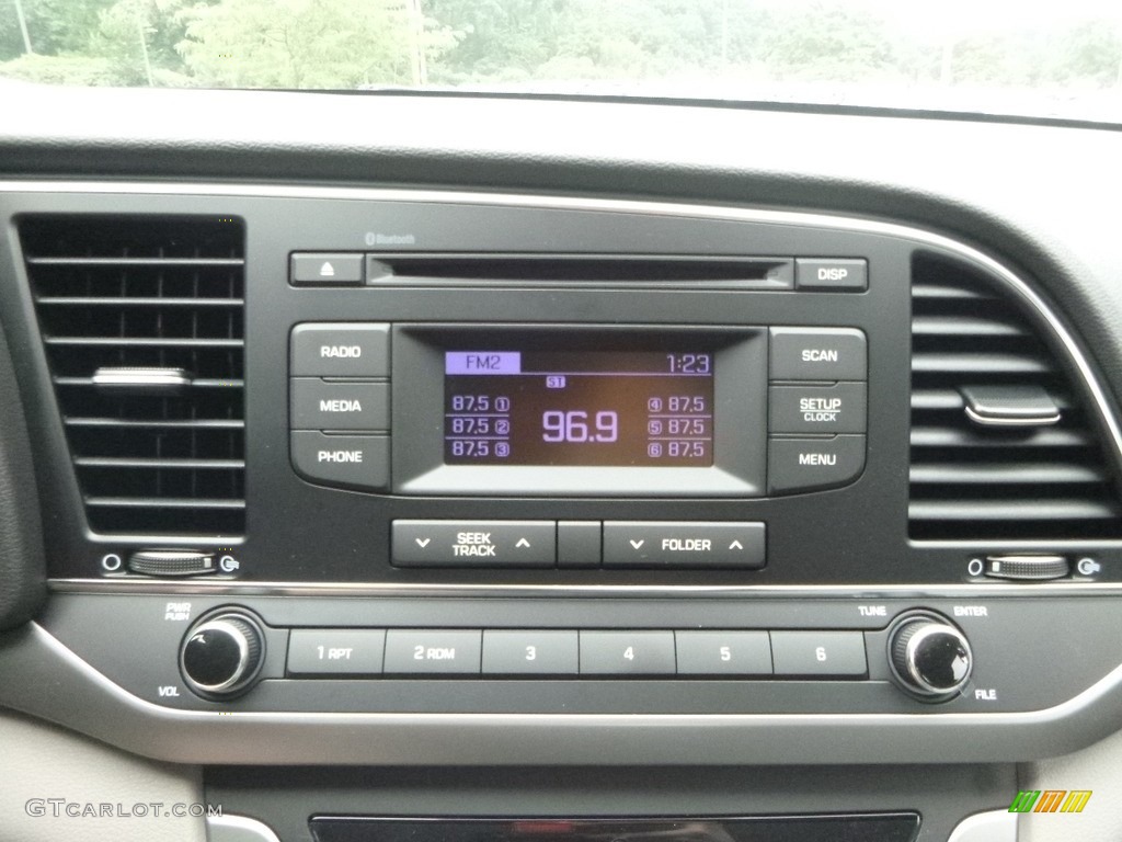 2018 Hyundai Elantra SE Controls Photos