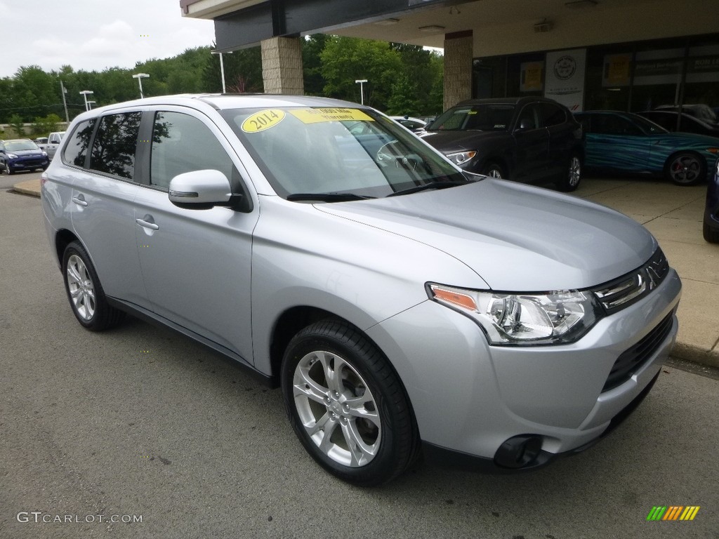 2014 Outlander SE S-AWC - Cool Silver Metallic / Black photo #3