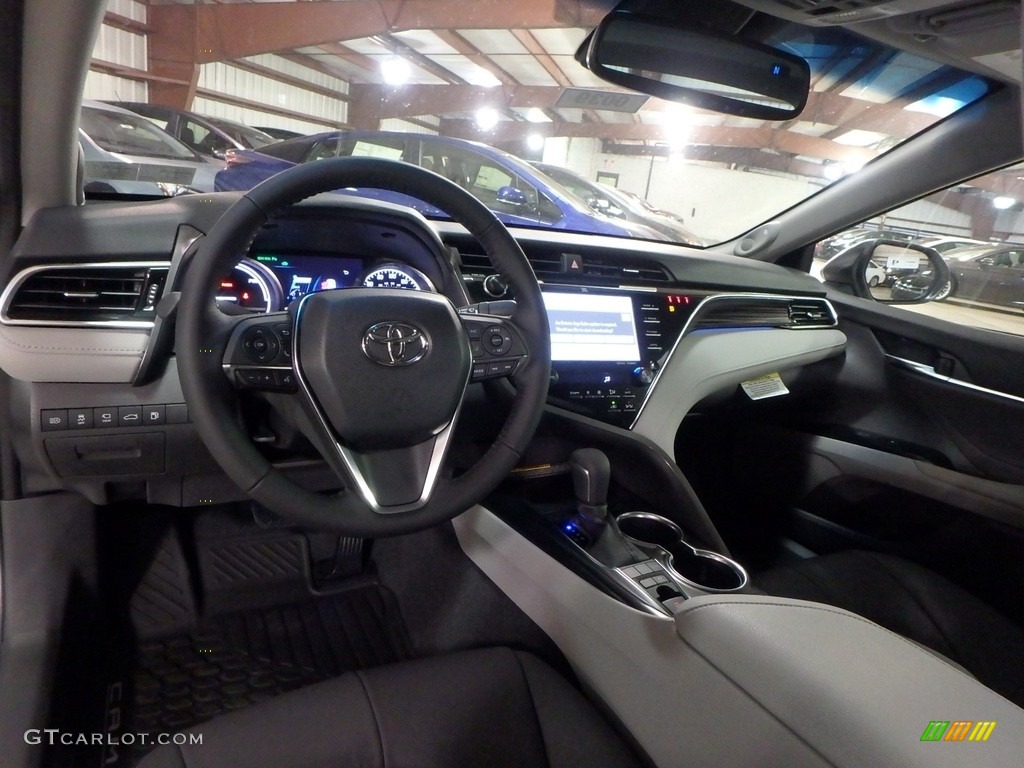 2018 Toyota Camry Hybrid XLE Dashboard Photos