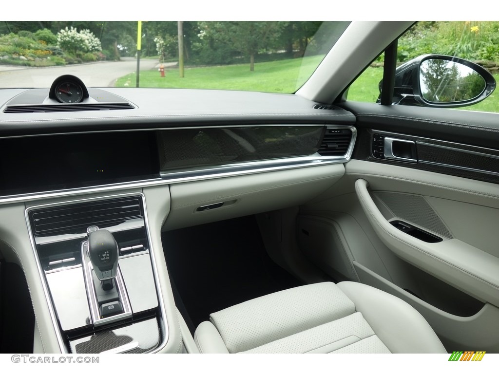 2017 Porsche Panamera 4S Black/Chalk Dashboard Photo #122193567