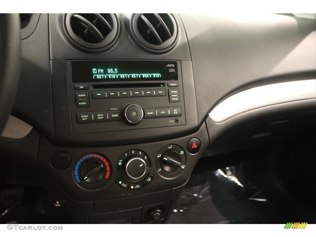 2010 Aveo LT Sedan - Wintergreen / Charcoal photo #7