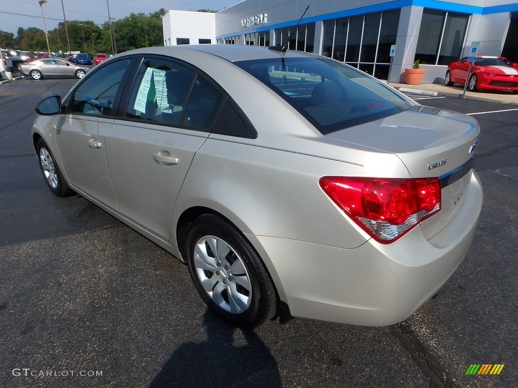 2014 Cruze LS - Champagne Silver Metallic / Jet Black/Medium Titanium photo #4