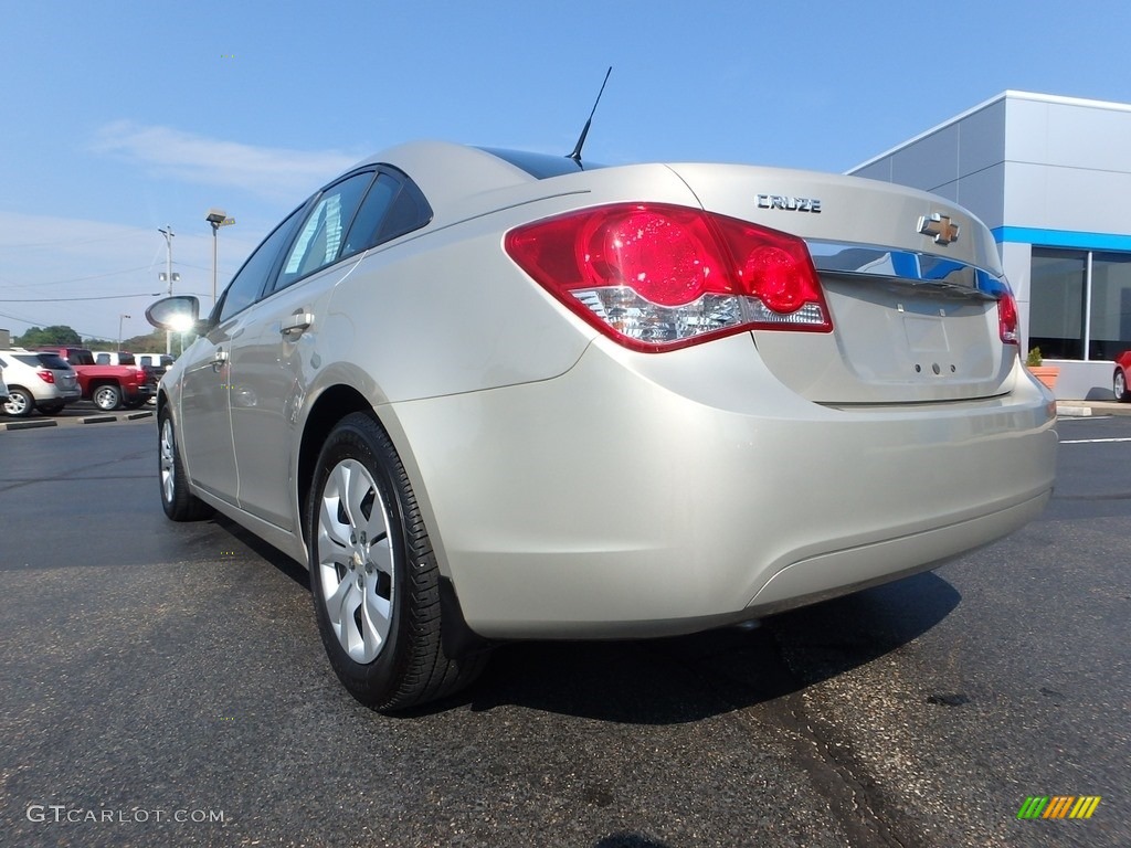 2014 Cruze LS - Champagne Silver Metallic / Jet Black/Medium Titanium photo #5