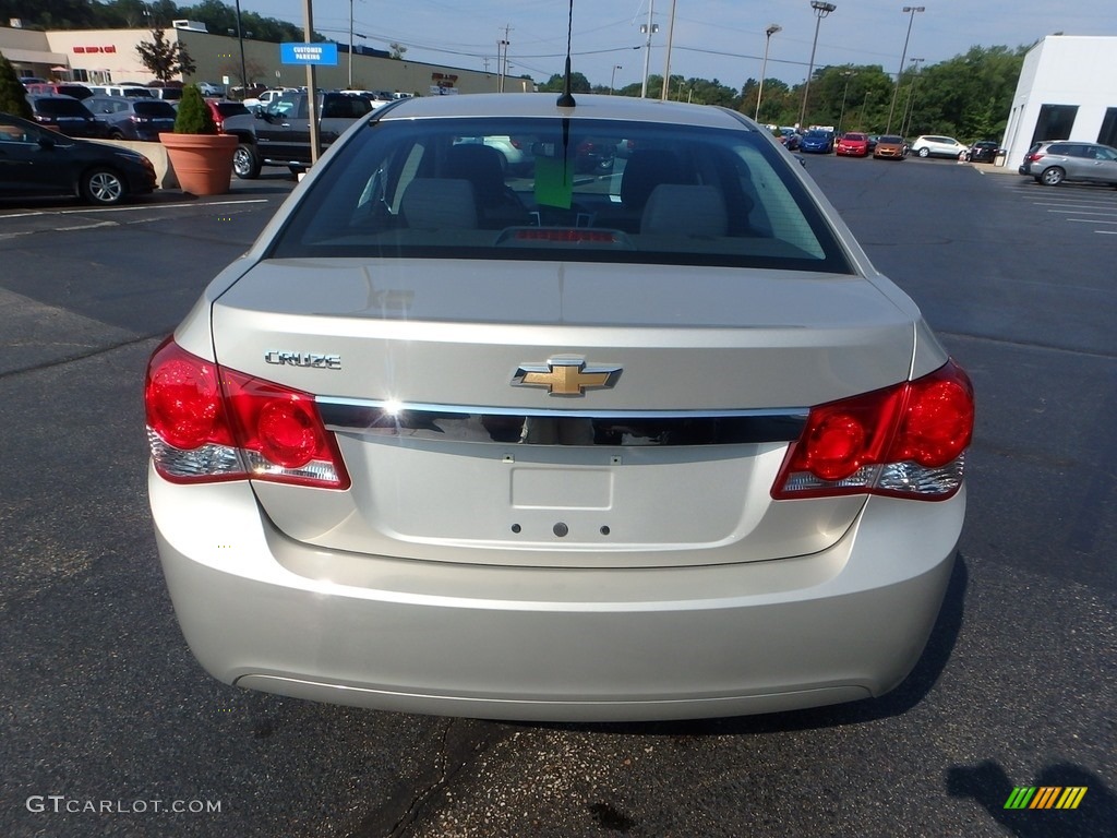 2014 Cruze LS - Champagne Silver Metallic / Jet Black/Medium Titanium photo #6