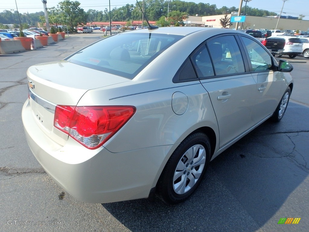 2014 Cruze LS - Champagne Silver Metallic / Jet Black/Medium Titanium photo #8