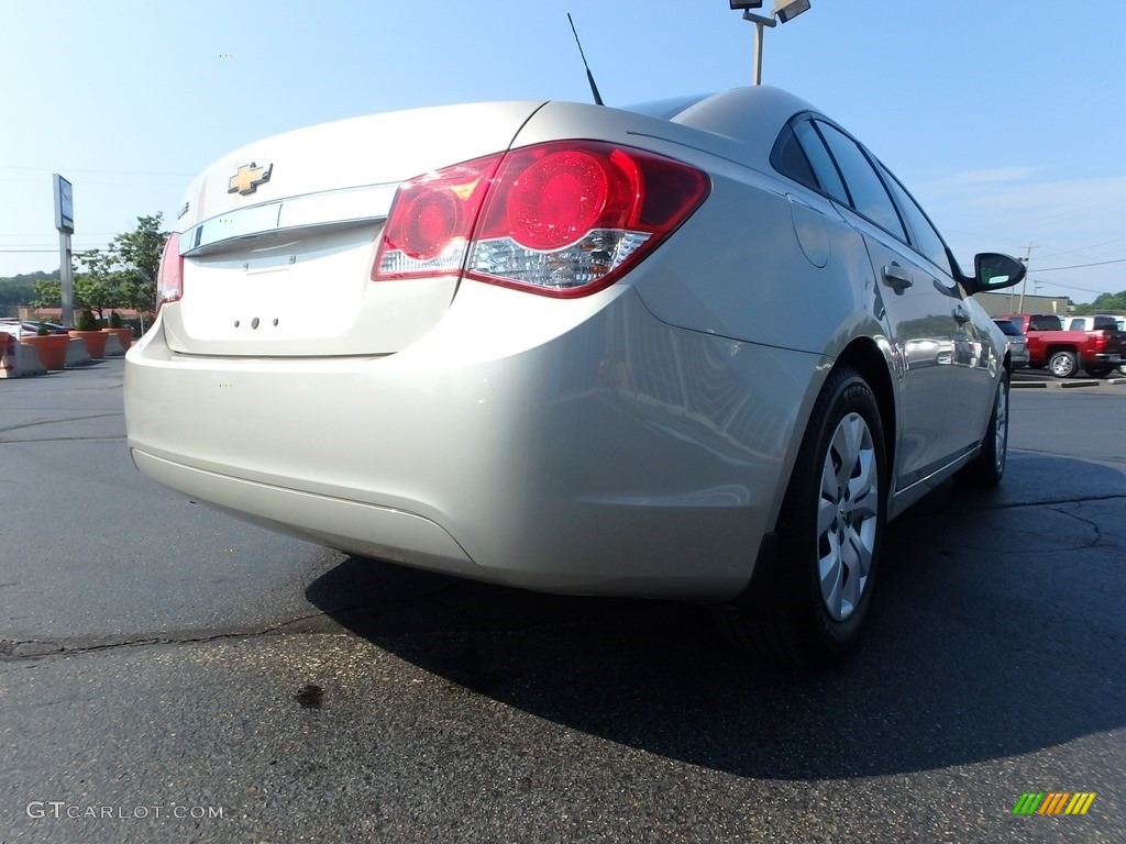 2014 Cruze LS - Champagne Silver Metallic / Jet Black/Medium Titanium photo #9