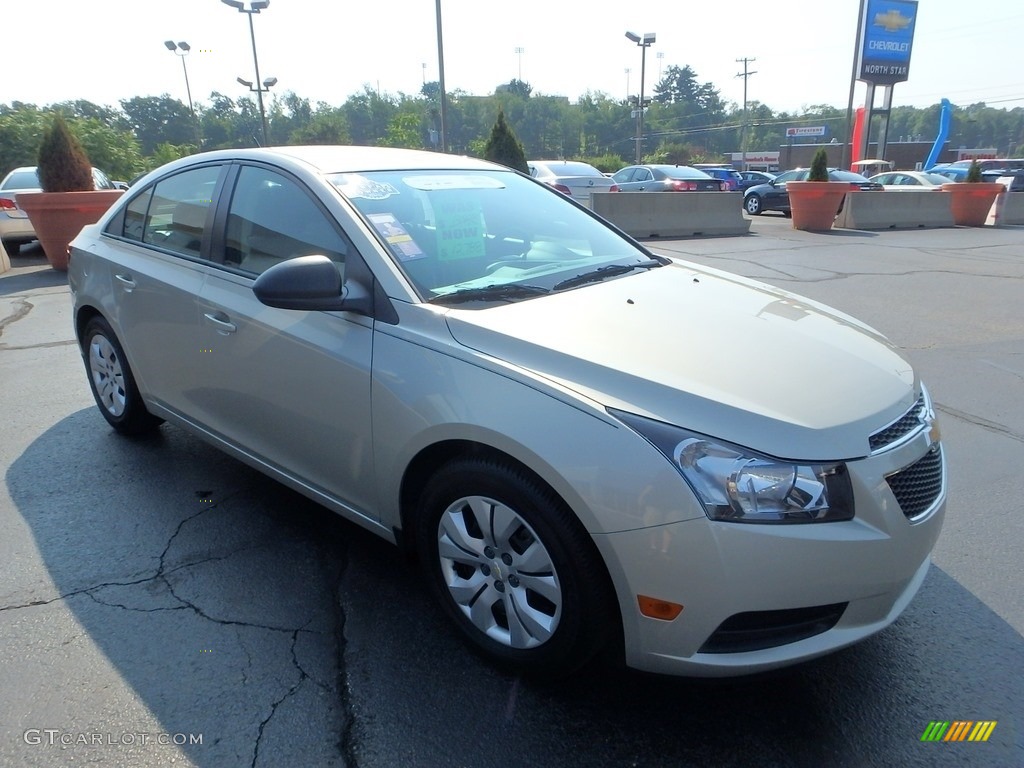 2014 Cruze LS - Champagne Silver Metallic / Jet Black/Medium Titanium photo #11