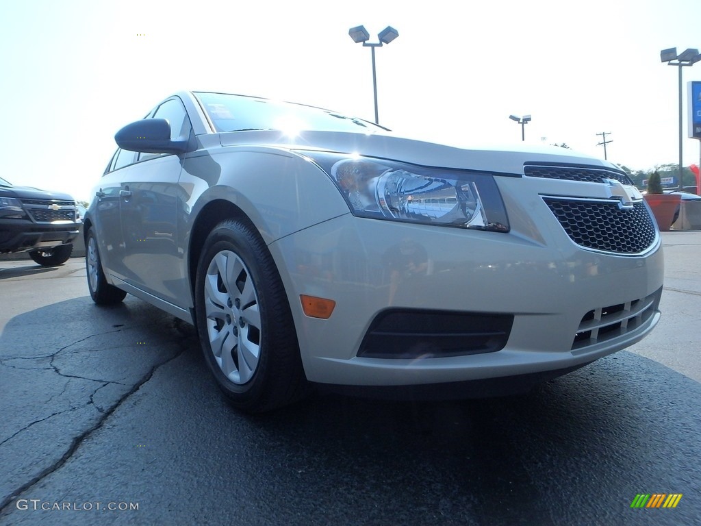 2014 Cruze LS - Champagne Silver Metallic / Jet Black/Medium Titanium photo #12