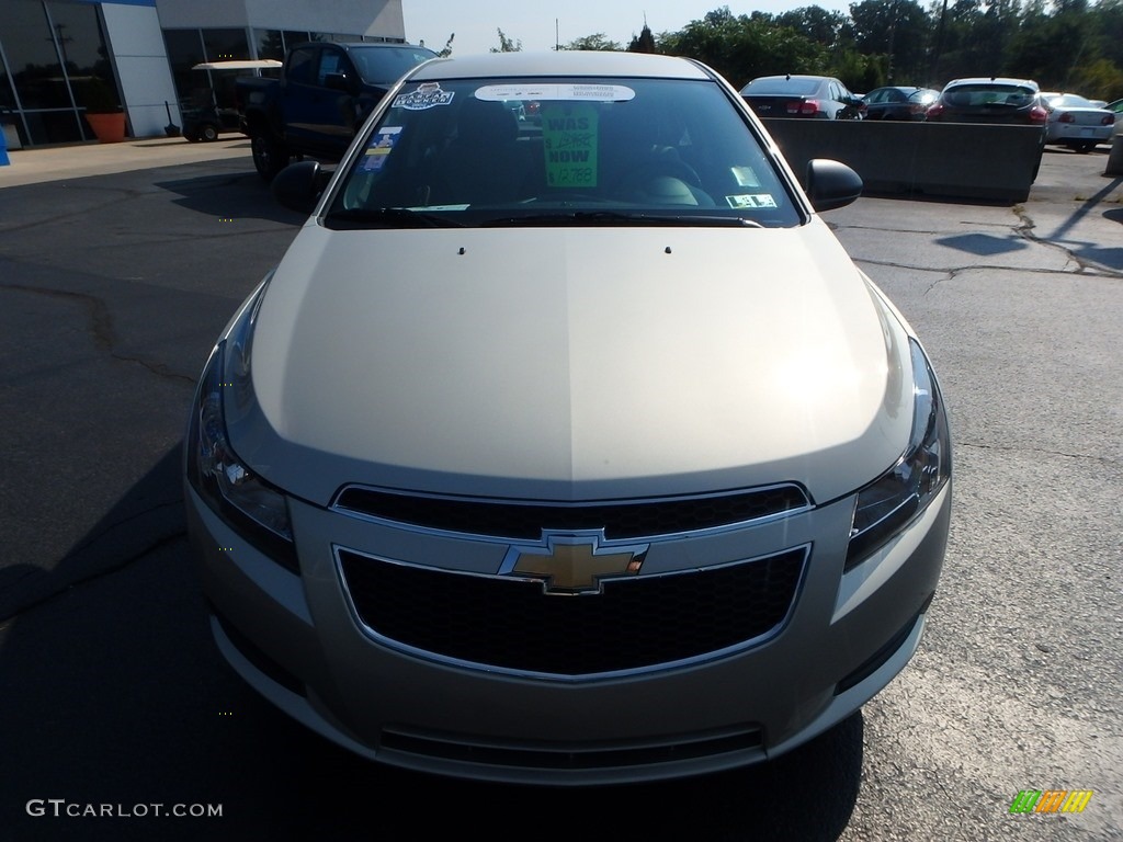 2014 Cruze LS - Champagne Silver Metallic / Jet Black/Medium Titanium photo #13