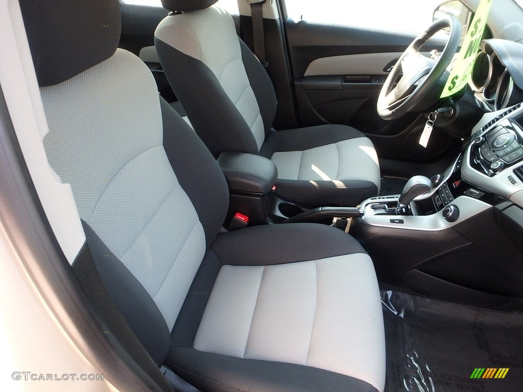2014 Cruze LS - Champagne Silver Metallic / Jet Black/Medium Titanium photo #15