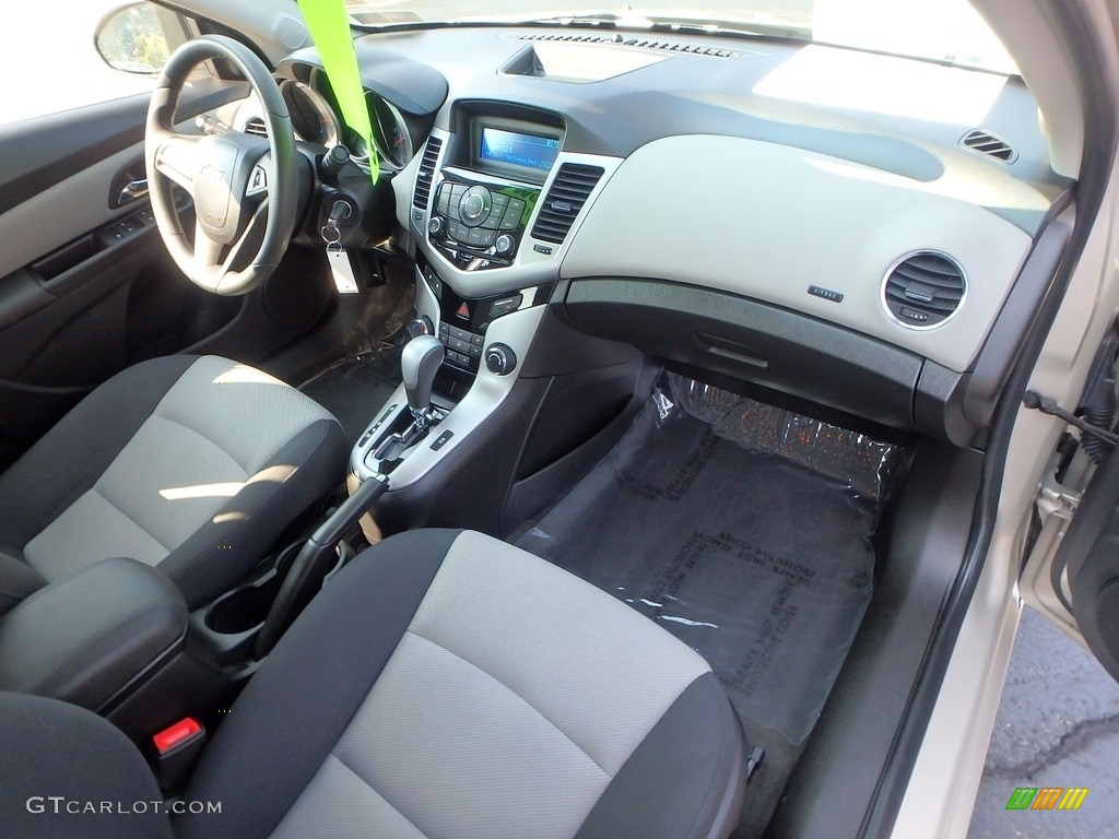 2014 Cruze LS - Champagne Silver Metallic / Jet Black/Medium Titanium photo #16