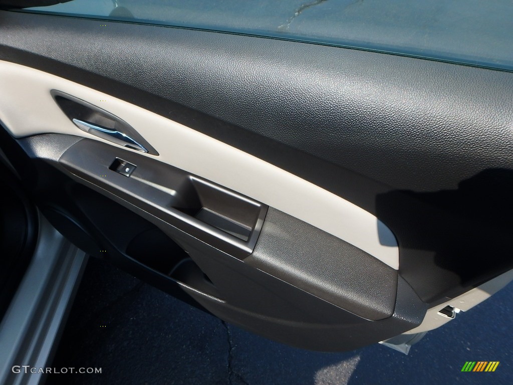 2014 Cruze LS - Champagne Silver Metallic / Jet Black/Medium Titanium photo #17