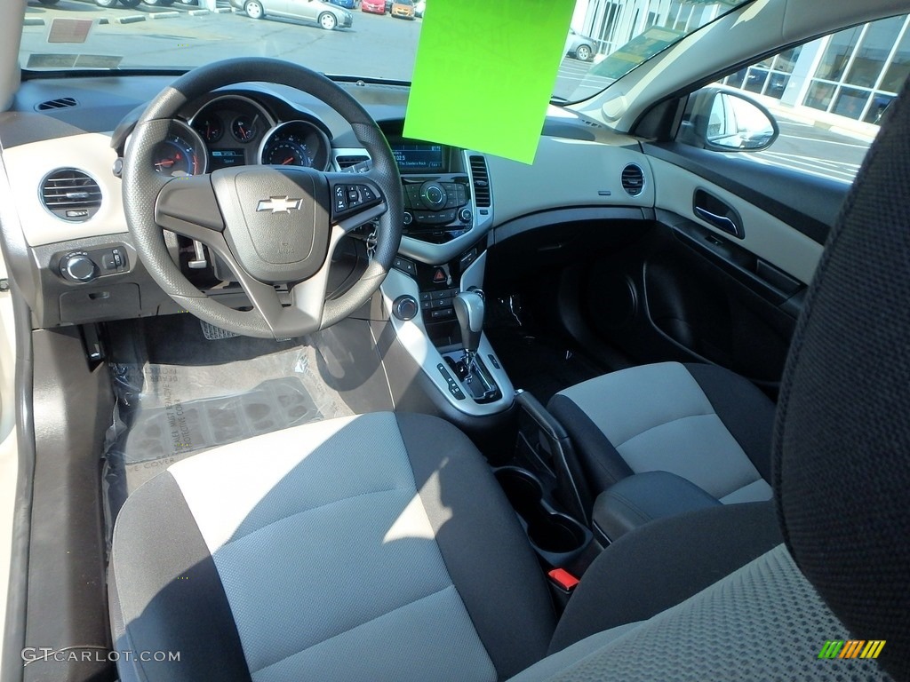 2014 Cruze LS - Champagne Silver Metallic / Jet Black/Medium Titanium photo #22