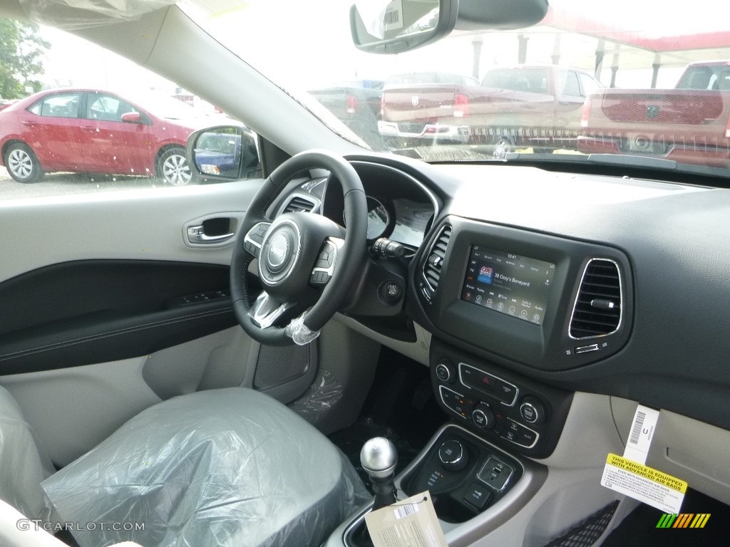 2018 Compass Latitude 4x4 - White / Black/Ski Gray photo #12