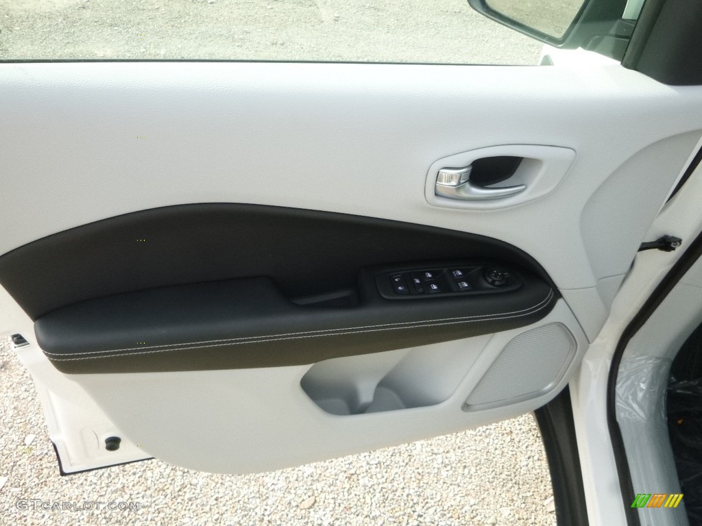 2018 Compass Latitude 4x4 - White / Black/Ski Gray photo #14