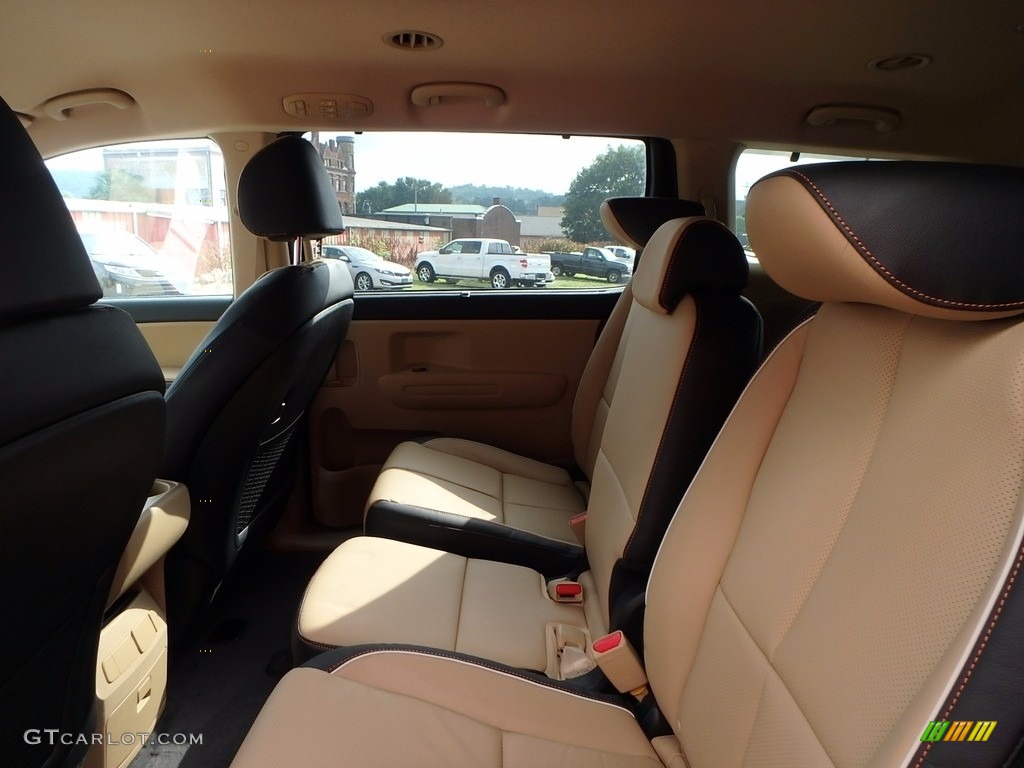 2017 Kia Sedona LX Rear Seat Photo #122304865