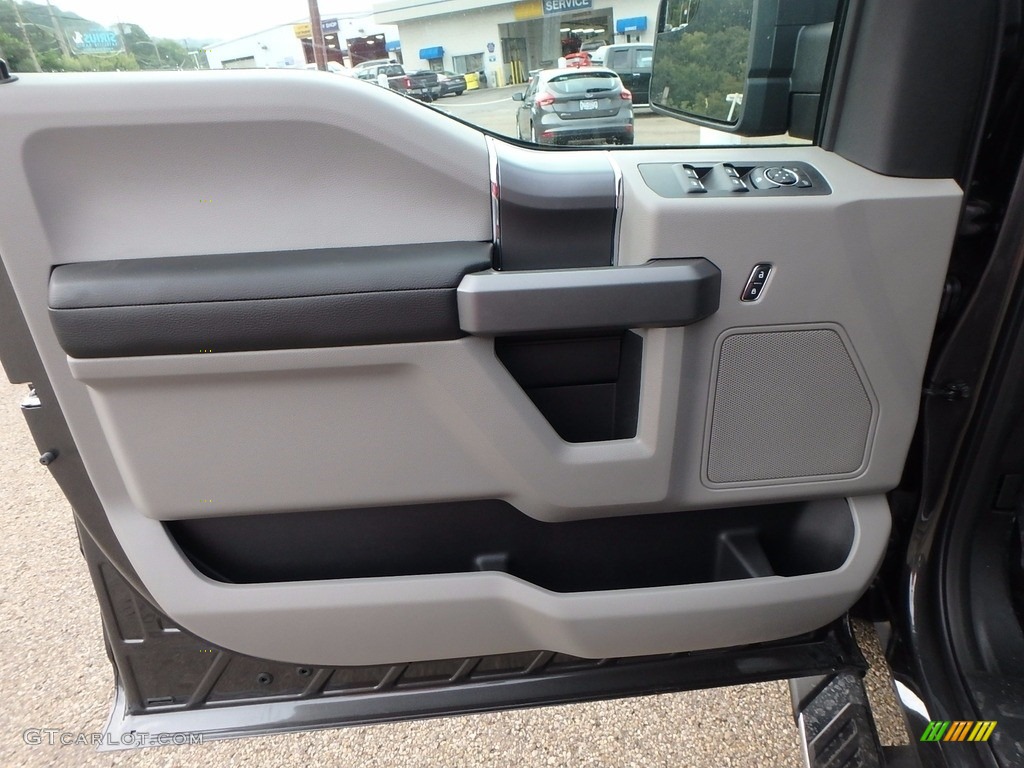 2018 Ford F150 XLT SuperCrew 4x4 Earth Gray Door Panel Photo #122307730
