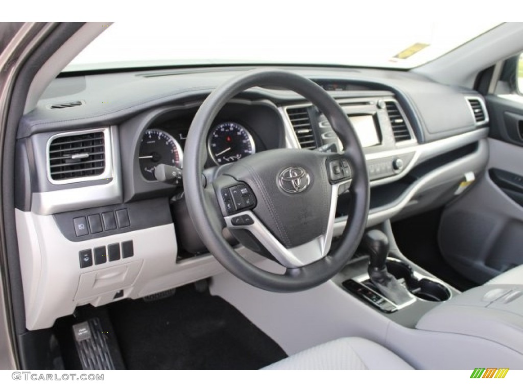 2017 Toyota Highlander LE Ash Dashboard Photo #122316048