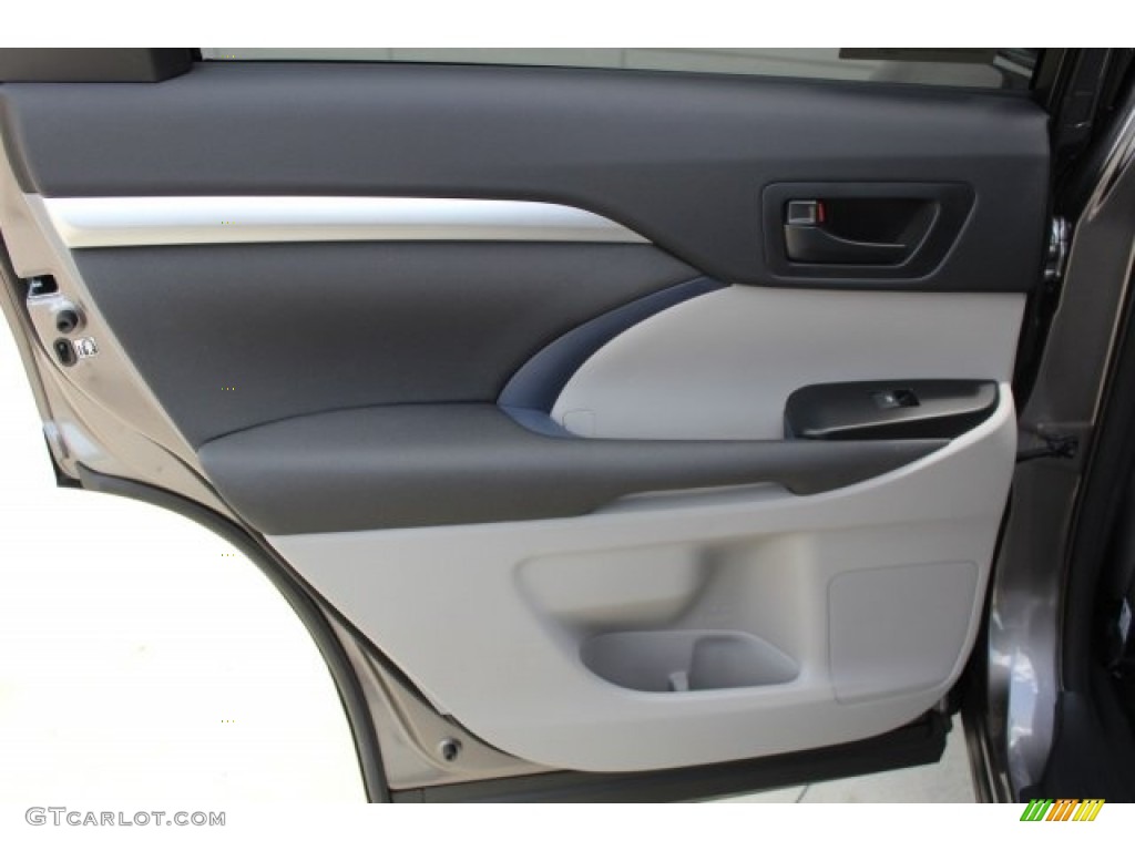 2017 Toyota Highlander LE Ash Door Panel Photo #122316183