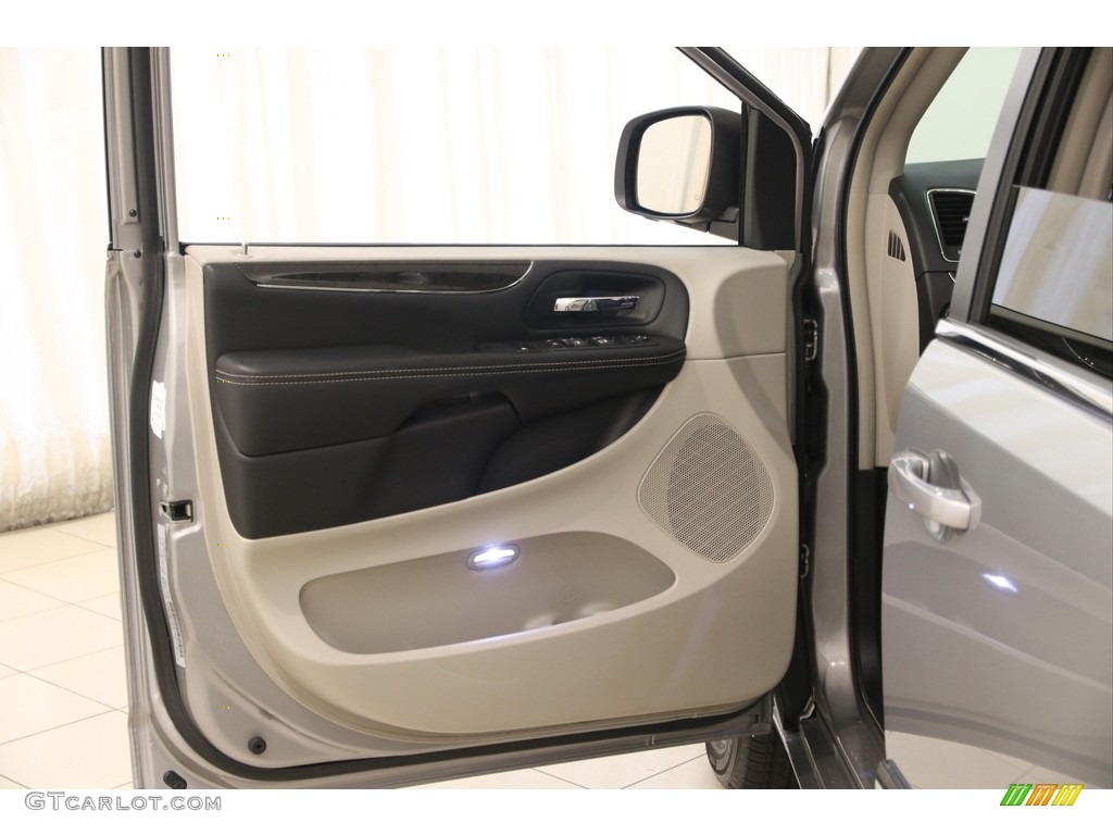 2016 Town & Country Touring - Billet Silver Metallic / Black/Light Graystone photo #4