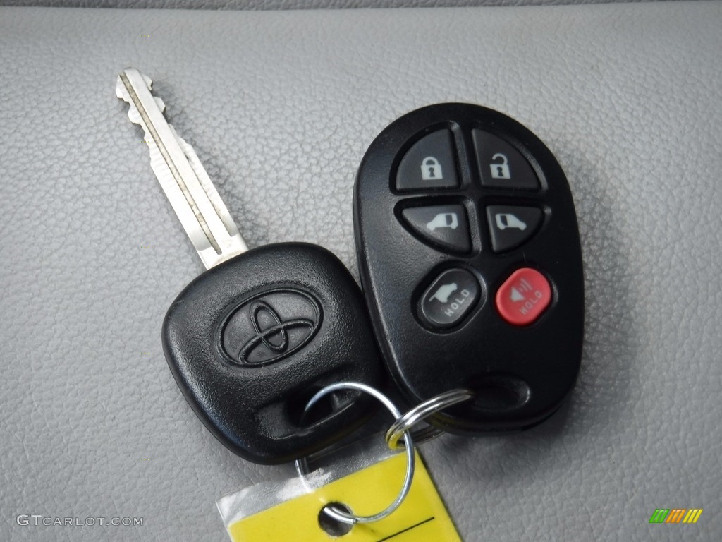 2014 Sienna XLE - Silver Sky Metallic / Light Gray photo #25