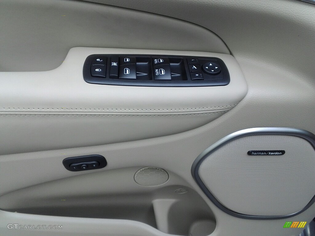 2018 Jeep Grand Cherokee Overland 4x4 Controls Photo #122383028