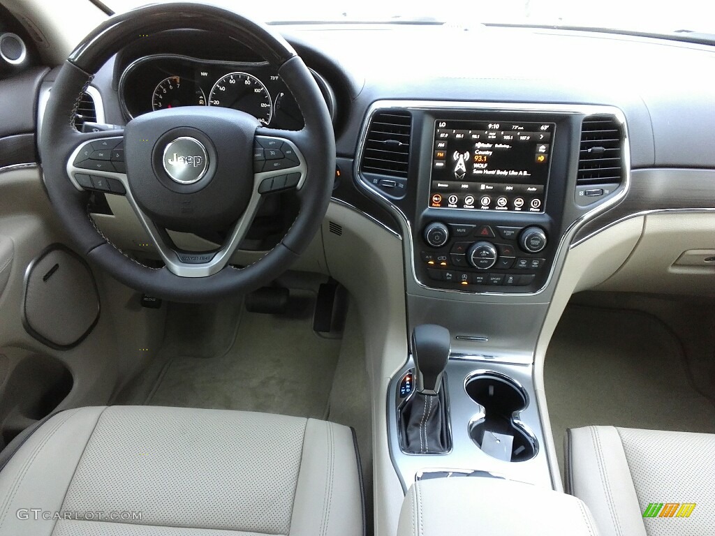 2018 Jeep Grand Cherokee Overland 4x4 Brown/Light Frost Beige Dashboard Photo #122383069