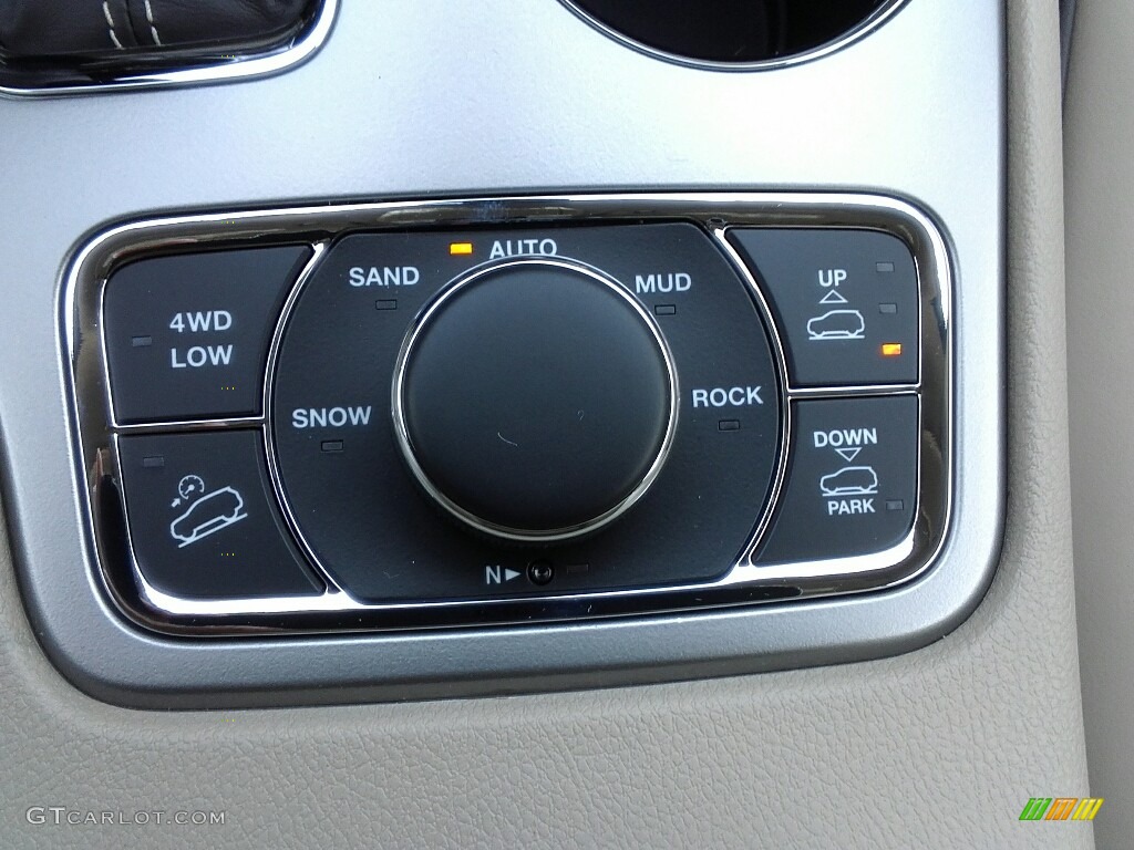 2018 Jeep Grand Cherokee Overland 4x4 Controls Photo #122383345