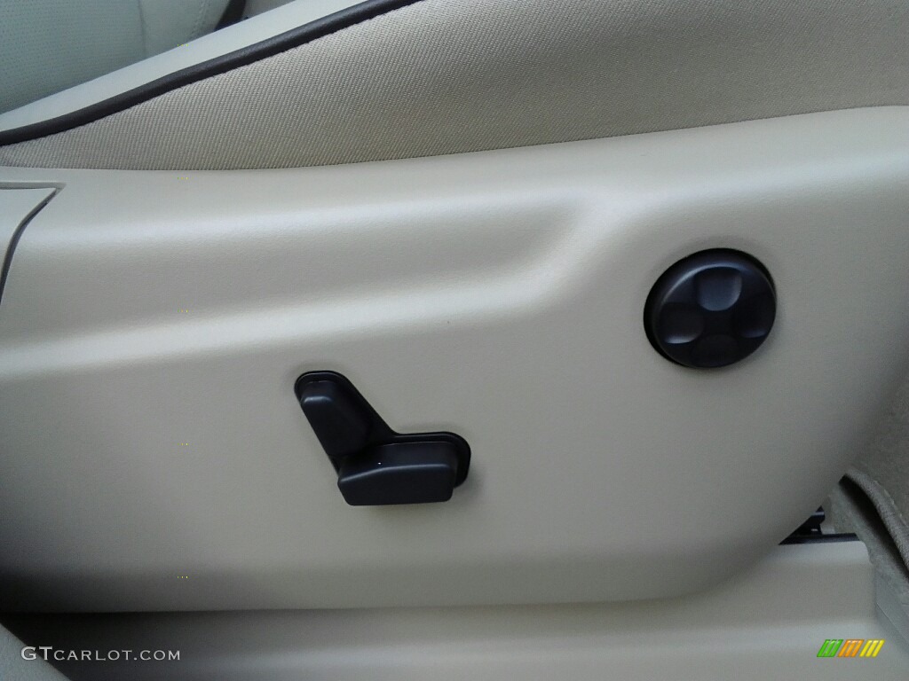 2018 Jeep Grand Cherokee Overland 4x4 Controls Photo #122383411