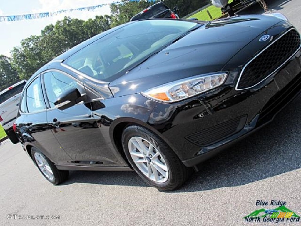 2017 Focus SE Sedan - Shadow Black / Medium Light Stone photo #33