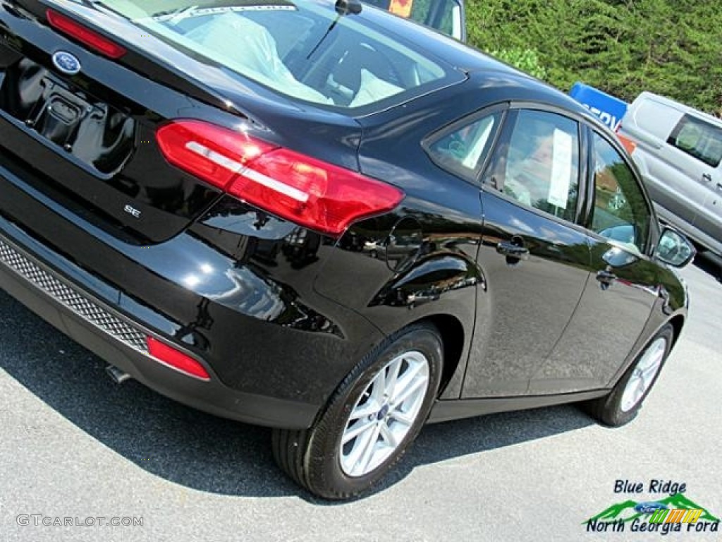 2017 Focus SE Sedan - Shadow Black / Medium Light Stone photo #34