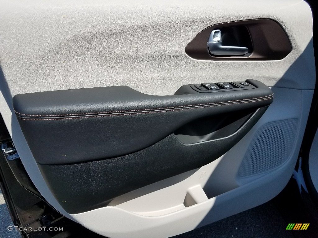 2017 Pacifica Touring L Plus - Brilliant Black Crystal Pearl / Black/Alloy photo #8