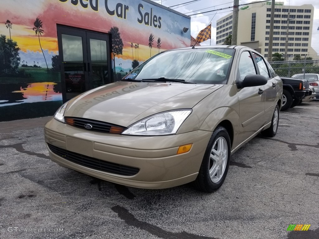 2000 Focus SE Sedan - Fort Knox Gold Metallic / Medium Parchment photo #2