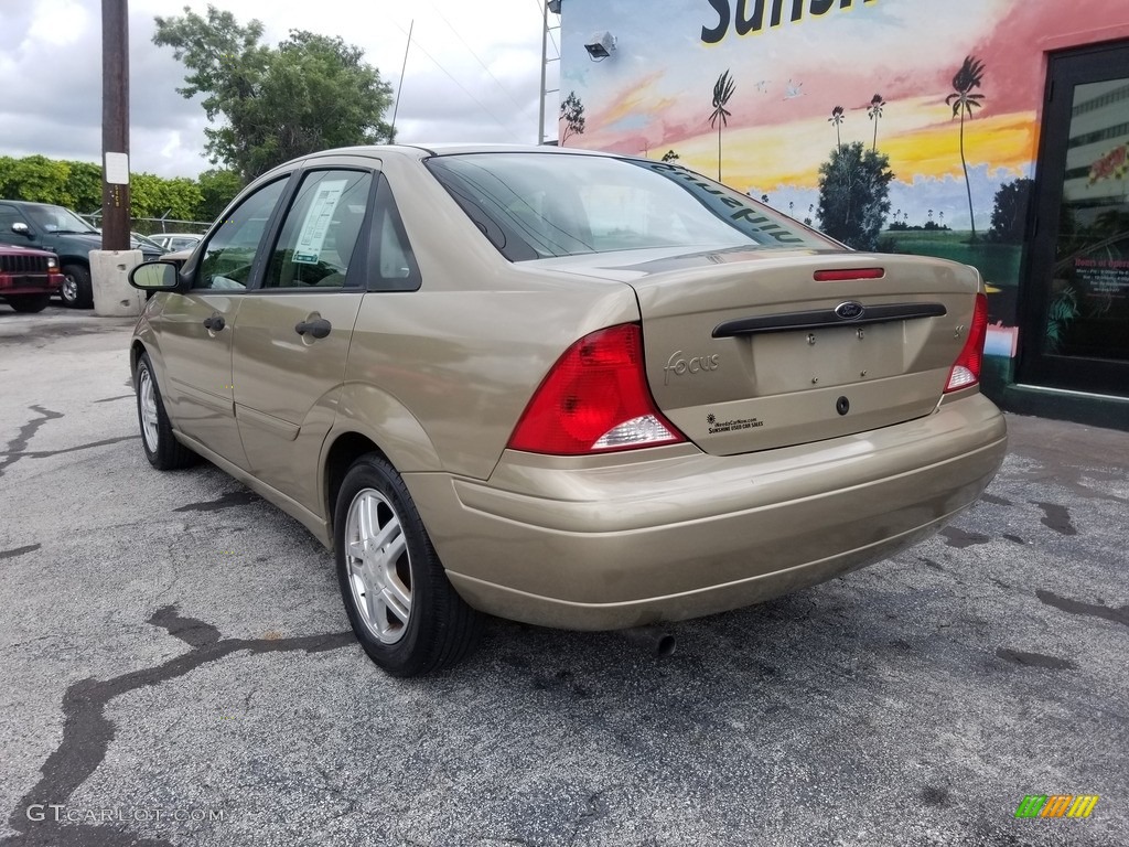 2000 Focus SE Sedan - Fort Knox Gold Metallic / Medium Parchment photo #3