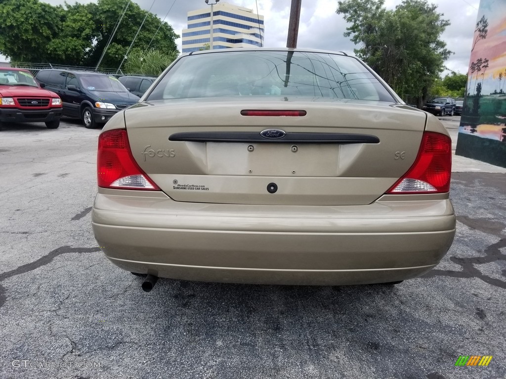 2000 Focus SE Sedan - Fort Knox Gold Metallic / Medium Parchment photo #4