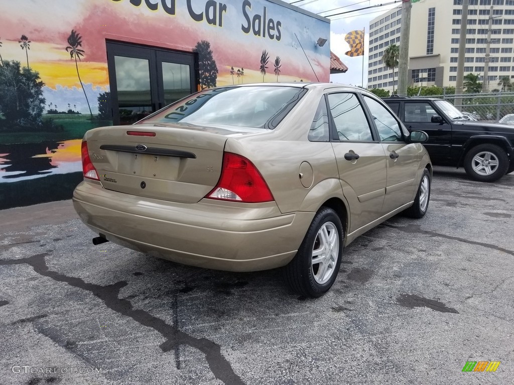 2000 Focus SE Sedan - Fort Knox Gold Metallic / Medium Parchment photo #6