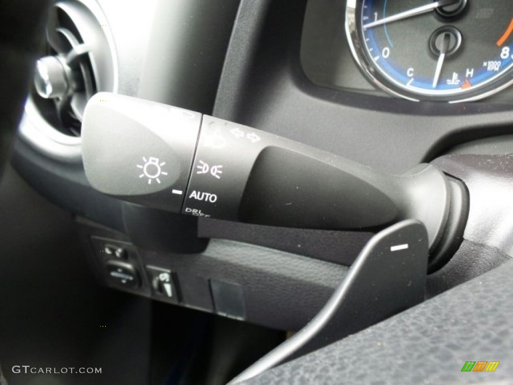 2018 Toyota Corolla SE Controls Photo #122488622
