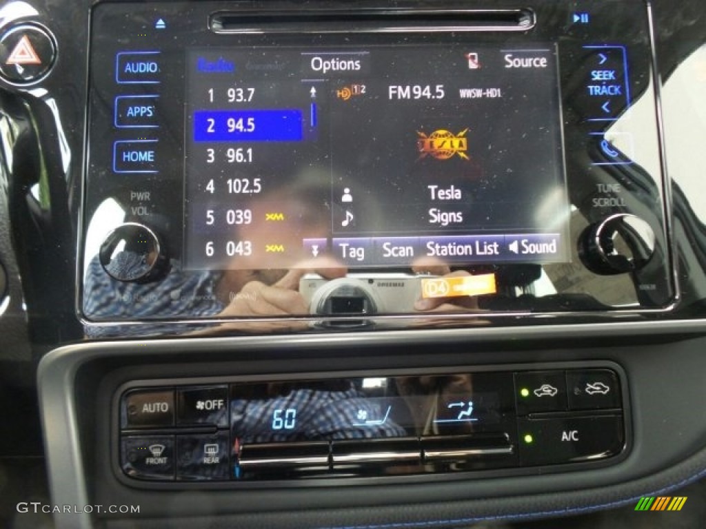 2018 Toyota Corolla SE Controls Photo #122488676