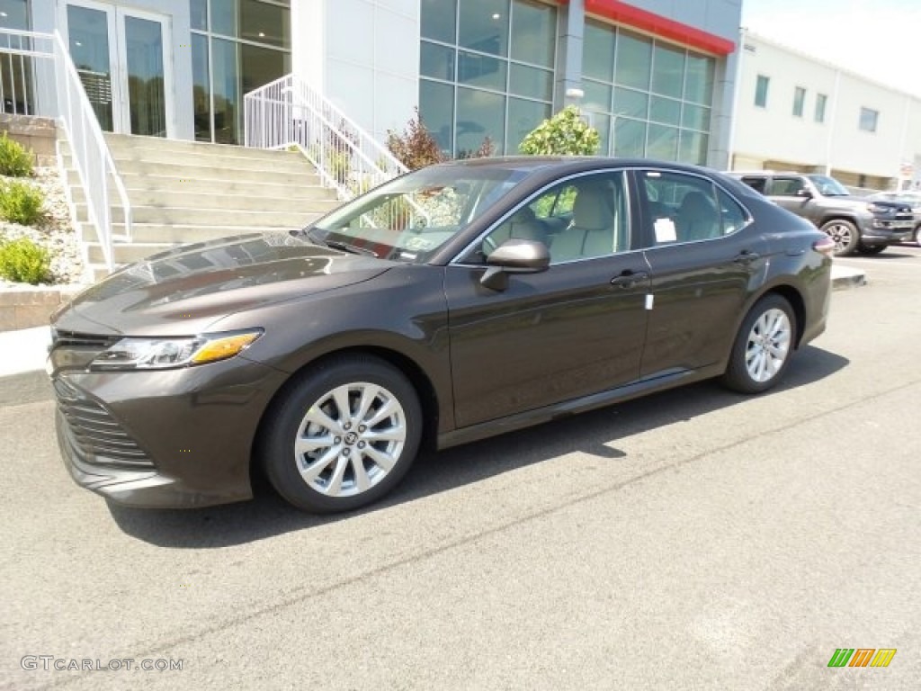 2018 Camry LE - Brownstone / Macadamia photo #5