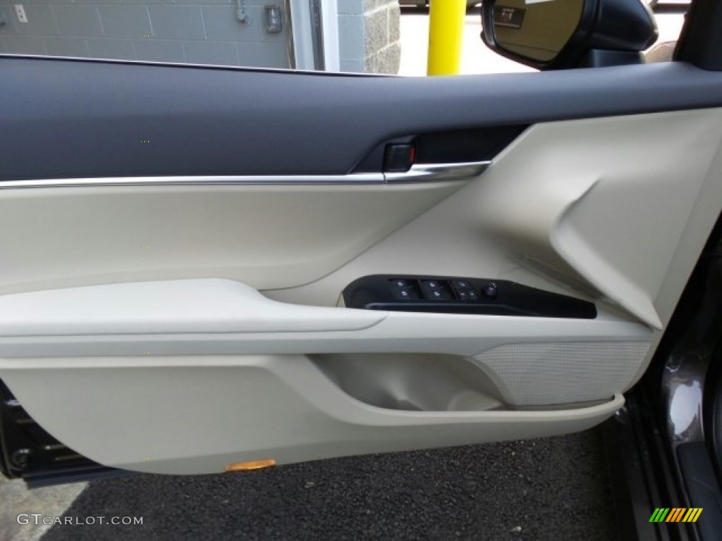 2018 Toyota Camry LE Macadamia Door Panel Photo #122490305
