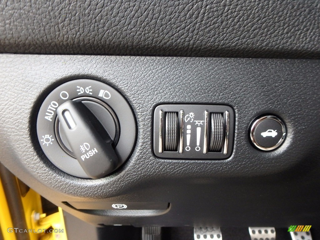 2018 Dodge Challenger R/T Controls Photo #122497274
